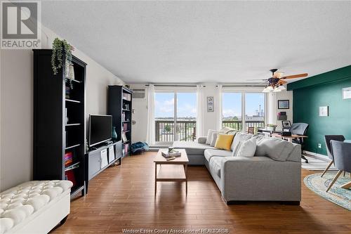 3936 Wyandotte Street Unit# 912, Windsor, ON - Indoor Photo Showing Living Room