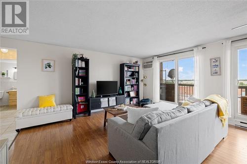 3936 Wyandotte Street Unit# 912, Windsor, ON - Indoor Photo Showing Living Room