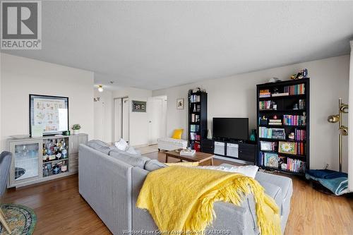 3936 Wyandotte Street Unit# 912, Windsor, ON - Indoor Photo Showing Living Room