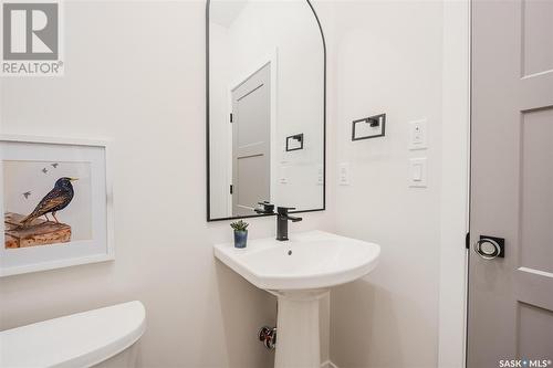 803B 2Nd Street, Saskatoon, SK - Indoor Photo Showing Bathroom