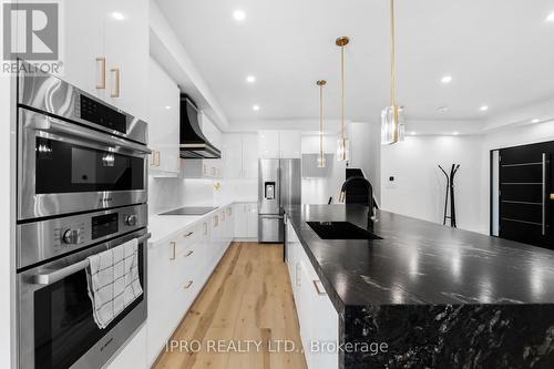 3411 Enniskillen Circle N, Mississauga, ON - Indoor Photo Showing Kitchen With Stainless Steel Kitchen With Upgraded Kitchen