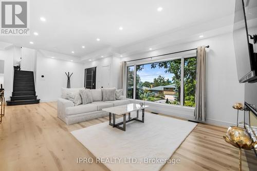 3411 Enniskillen Circle N, Mississauga, ON - Indoor Photo Showing Living Room