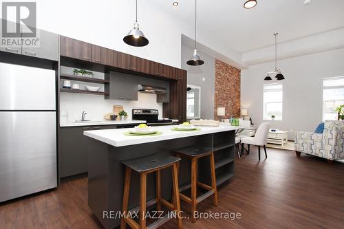 305 - 14 1/2 King Street E, Oshawa (O'Neill), ON - Indoor Photo Showing Kitchen