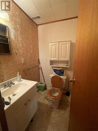 27 Tenth Ave, Englehart, ON - Indoor Photo Showing Bathroom