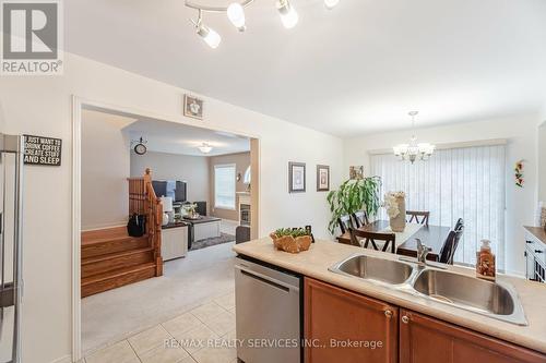 20 Amboise Crescent, Brampton (Fletcher'S Meadow), ON - Indoor Photo Showing Kitchen With Double Sink