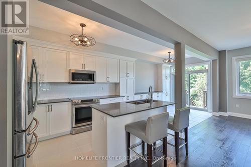 154 Countryman Road, East Gwillimbury (Sharon), ON - Indoor Photo Showing Kitchen With Upgraded Kitchen