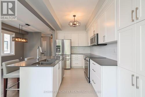 154 Countryman Road, East Gwillimbury (Sharon), ON - Indoor Photo Showing Kitchen With Double Sink With Upgraded Kitchen