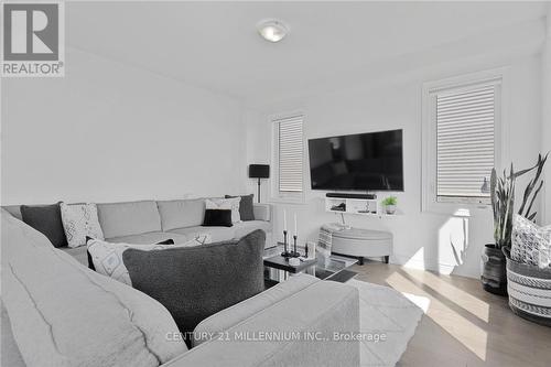 33 Autumn Drive, Wasaga Beach, ON - Indoor Photo Showing Living Room