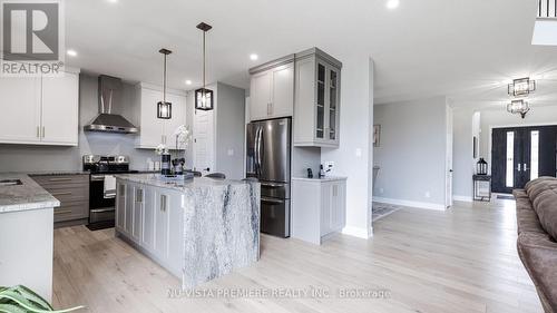 4079 Sugarmaple Crossing, London, ON - Indoor Photo Showing Kitchen With Upgraded Kitchen