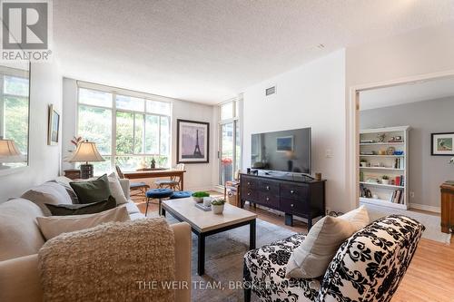 305 - 1 Deer Park Crescent, Toronto (Yonge-St. Clair), ON - Indoor Photo Showing Living Room