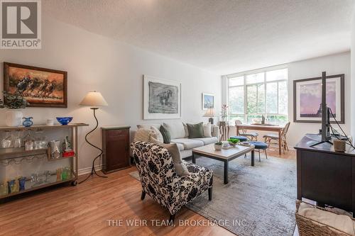 305 - 1 Deer Park Crescent, Toronto (Yonge-St. Clair), ON - Indoor Photo Showing Living Room