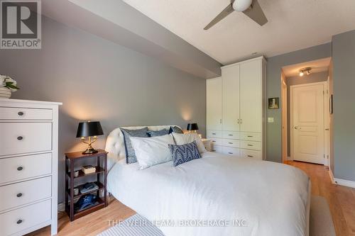 305 - 1 Deer Park Crescent, Toronto (Yonge-St. Clair), ON - Indoor Photo Showing Bedroom