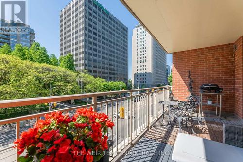 305 - 1 Deer Park Crescent, Toronto (Yonge-St. Clair), ON - Outdoor