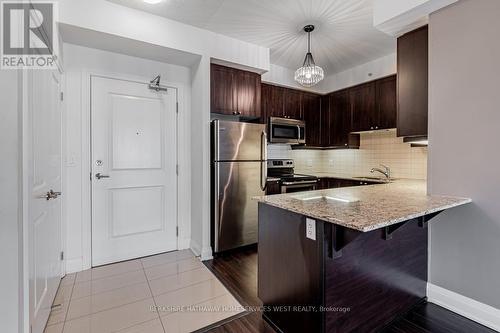 607 - 24 Woodstream Boulevard N, Vaughan (Vaughan Grove), ON - Indoor Photo Showing Kitchen With Stainless Steel Kitchen With Upgraded Kitchen