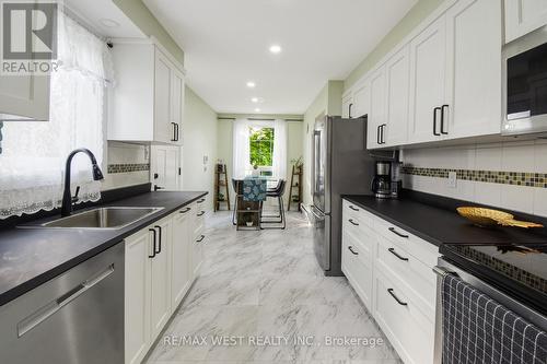 405 Maplegrove Avenue, Bradford West Gwillimbury (Bradford), ON - Indoor Photo Showing Kitchen