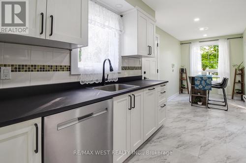 405 Maplegrove Avenue, Bradford West Gwillimbury (Bradford), ON - Indoor Photo Showing Kitchen