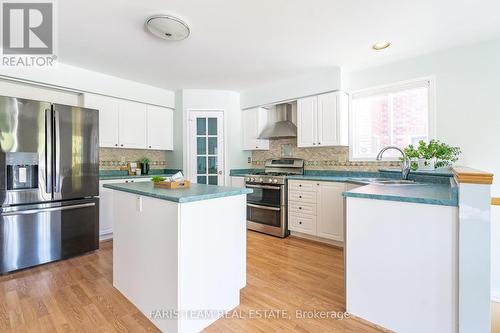 54 Kingsridge Road, Barrie (Innis-Shore), ON - Indoor Photo Showing Kitchen With Upgraded Kitchen