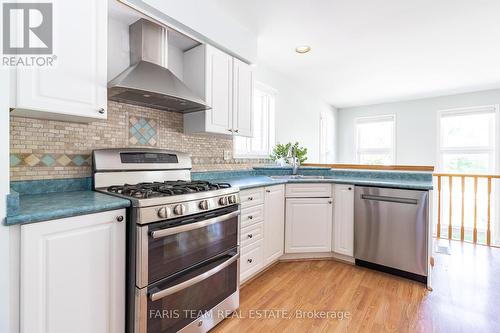 54 Kingsridge Road, Barrie (Innis-Shore), ON - Indoor Photo Showing Kitchen With Upgraded Kitchen