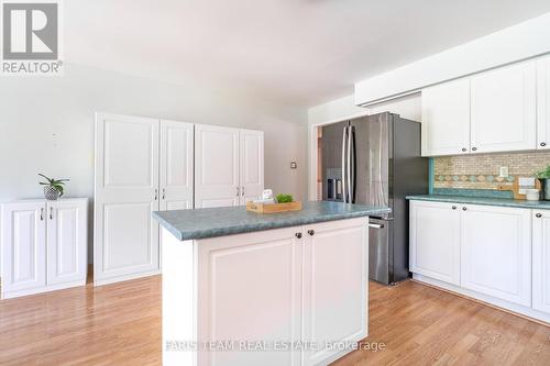 54 Kingsridge Road, Barrie (Innis-Shore), ON - Indoor Photo Showing Kitchen