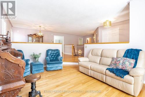 54 Kingsridge Road, Barrie (Innis-Shore), ON - Indoor Photo Showing Living Room