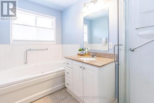 54 Kingsridge Road, Barrie (Innis-Shore), ON - Indoor Photo Showing Bathroom