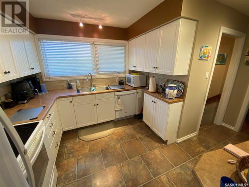 153 Logan Crescent W, Yorkton, SK - Indoor Photo Showing Kitchen With Double Sink