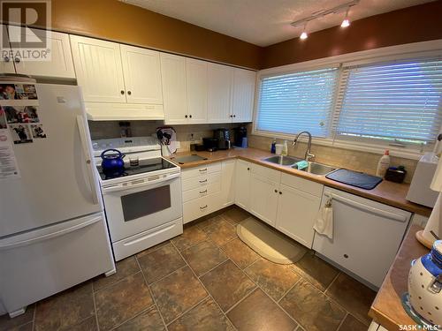 153 Logan Crescent W, Yorkton, SK - Indoor Photo Showing Kitchen With Double Sink