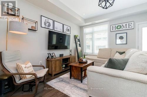 1 - 5030 Corporate Drive, Burlington, ON - Indoor Photo Showing Living Room