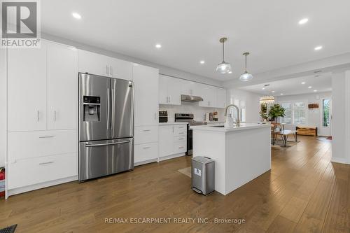 6 Durham Way, Niagara-On-The-Lake, ON - Indoor Photo Showing Kitchen With Upgraded Kitchen