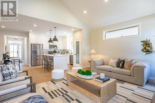 35 Lowrie Crescent, Tillsonburg, ON - Indoor Photo Showing Living Room