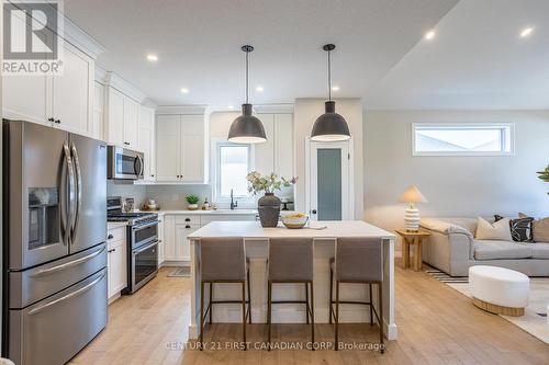 35 Lowrie Crescent, Tillsonburg, ON - Indoor Photo Showing Kitchen With Upgraded Kitchen