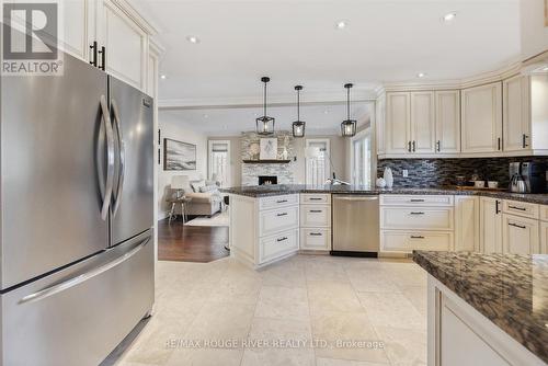 873 Knotwood Court, Whitby (Williamsburg), ON - Indoor Photo Showing Kitchen With Upgraded Kitchen