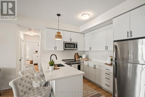 302 - 2550 Castlegate Crossing, Pickering (Duffin Heights), ON - Indoor Photo Showing Kitchen With Upgraded Kitchen