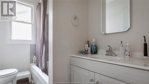 377 John B Avenue, Windsor, ON - Indoor Photo Showing Bathroom