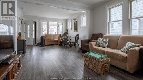 377 John B Avenue, Windsor, ON - Indoor Photo Showing Living Room