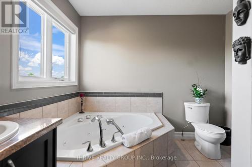 1423 Howlett Circle, London, ON - Indoor Photo Showing Bathroom