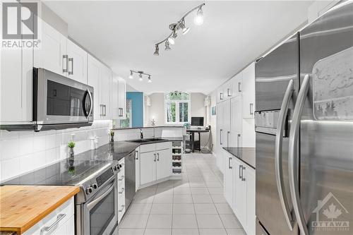 32 Sawgrass Circle, Ottawa, ON - Indoor Photo Showing Kitchen