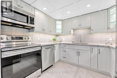 301 - 1225 North Shore Boulevard E, Burlington (Brant), ON - Indoor Photo Showing Kitchen With Upgraded Kitchen