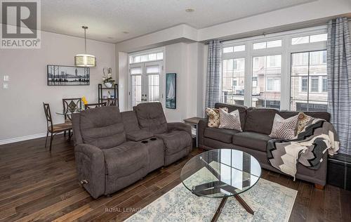 22 - 2435 Greenwich Drive, Oakville, ON - Indoor Photo Showing Living Room