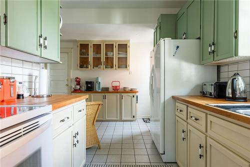 4629 Ellis Street, Niagara Falls, ON - Indoor Photo Showing Kitchen