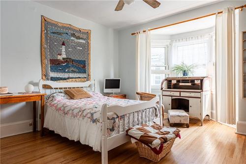 4629 Ellis Street, Niagara Falls, ON - Indoor Photo Showing Bedroom