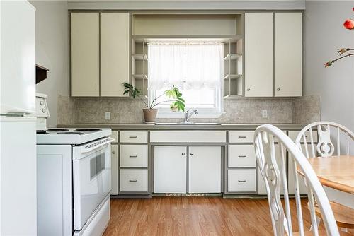 4629 Ellis Street, Niagara Falls, ON - Indoor Photo Showing Kitchen