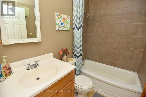 33 Fielding Crescent, Hamilton, ON - Indoor Photo Showing Bathroom