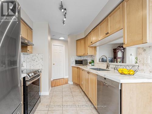 720 - 1700 Eglinton Avenue E, Toronto, ON - Indoor Photo Showing Kitchen