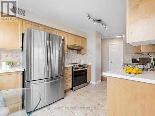 720 - 1700 Eglinton Avenue E, Toronto, ON - Indoor Photo Showing Kitchen