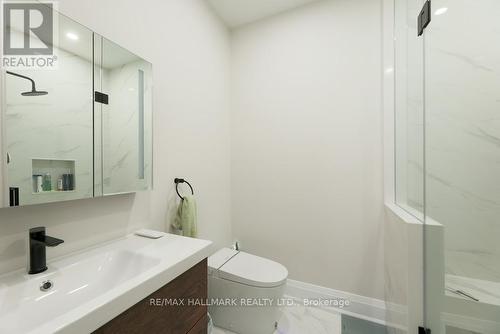 125 Leyton Avenue, Toronto (Oakridge), ON - Indoor Photo Showing Bathroom