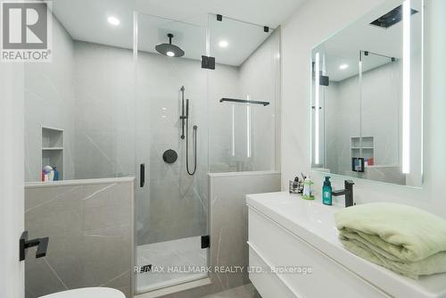 125 Leyton Avenue, Toronto (Oakridge), ON - Indoor Photo Showing Bathroom