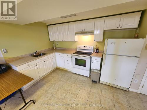 15 Maitland Street, Brampton (Central Park), ON - Indoor Photo Showing Kitchen