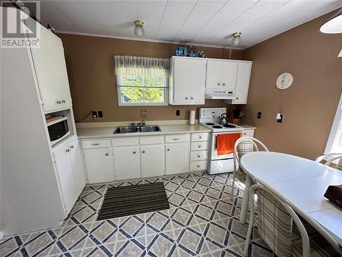 162B Main Road, Bellevue, NL - Indoor Photo Showing Kitchen With Double Sink