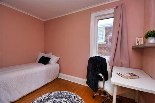 Main floor bedroom - 122 Haddon Avenue S, Hamilton, ON - Indoor Photo Showing Bedroom